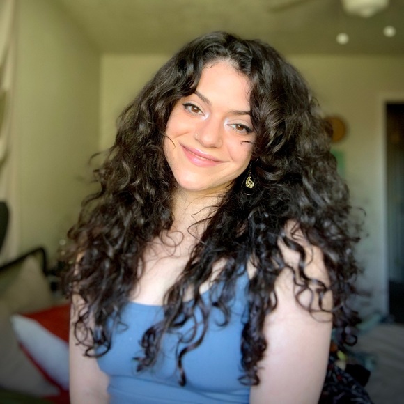 I’m Hannah! Check out my closet 🍒 - Picture 2 of 3